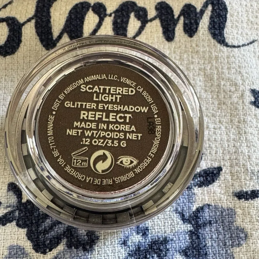 Eyeshadow hourglass scattered